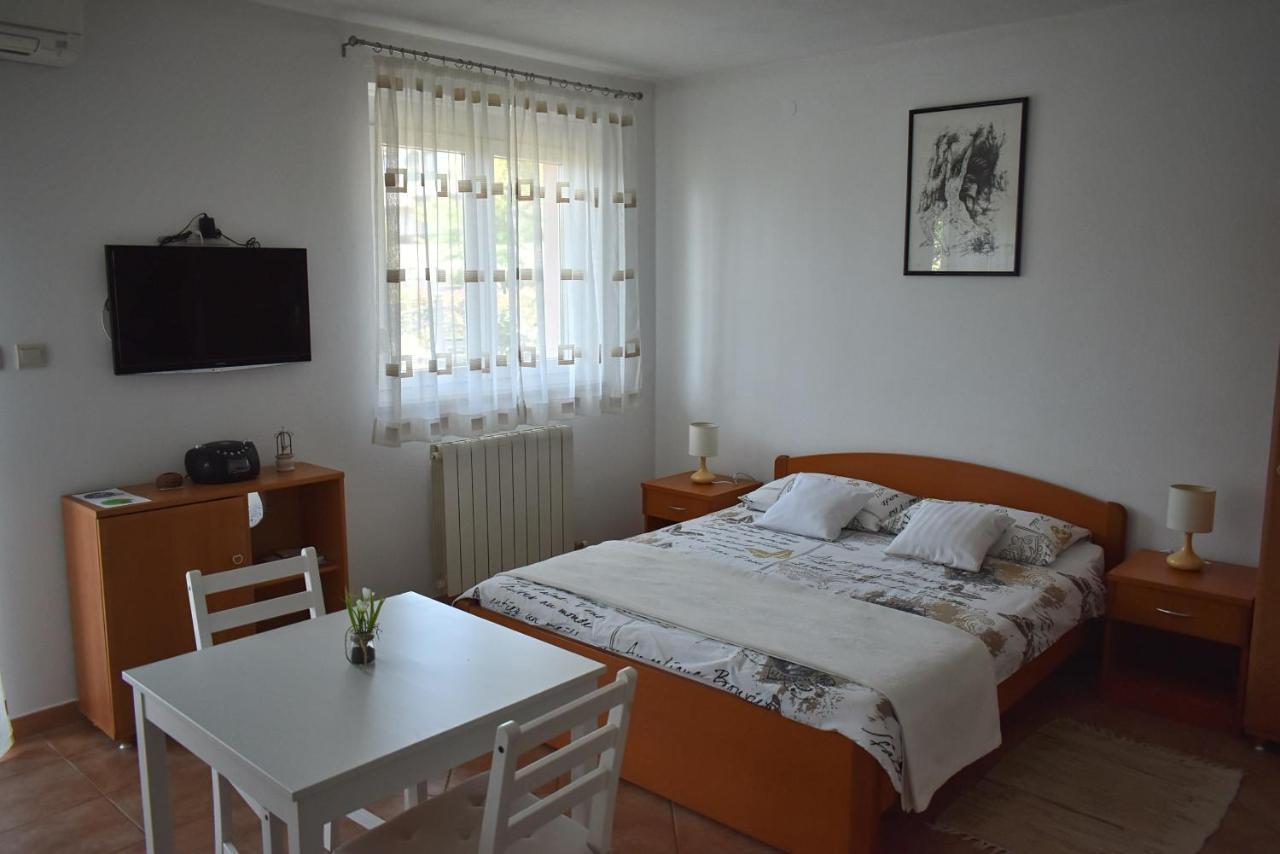 Studio Max With Parking Ровинь Экстерьер фото